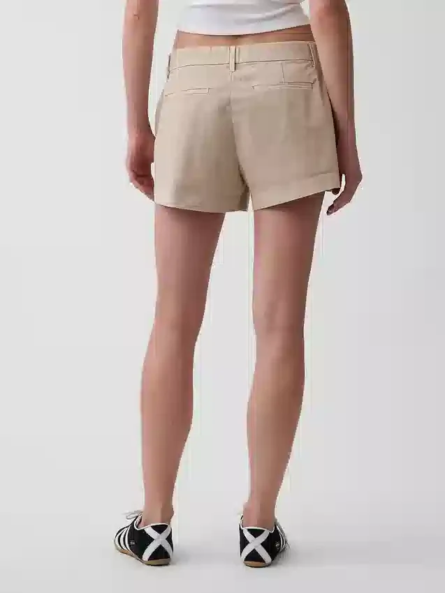 Kort Shorts i khaki med middels høy midje