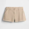 Kort Shorts i khaki med middels høy midje