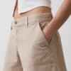 Kort Shorts i khaki med middels høy midje