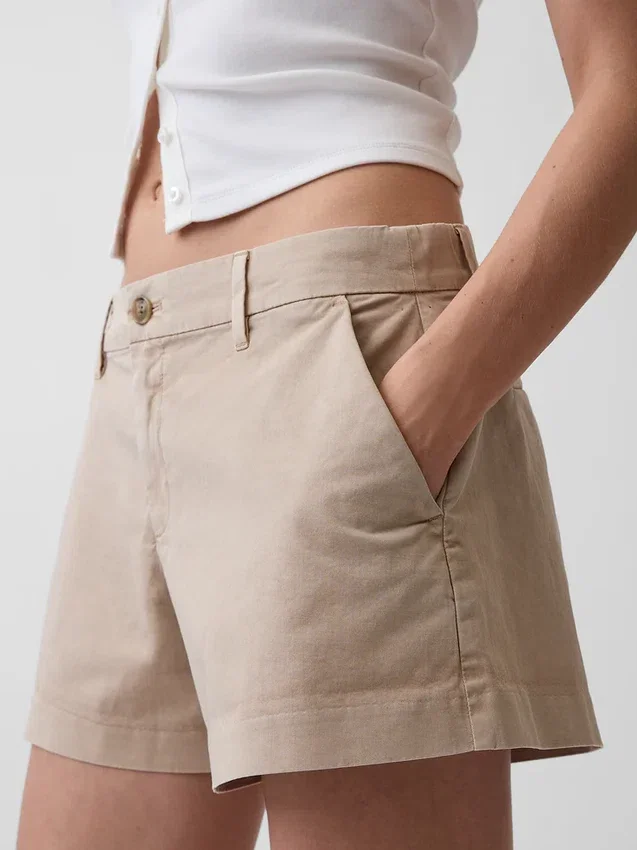 Kort Shorts i khaki med middels høy midje
