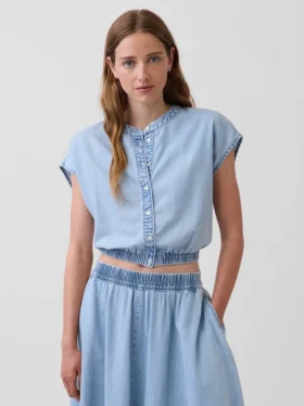 Kort topp i denim med kappeærmer og knapper foran