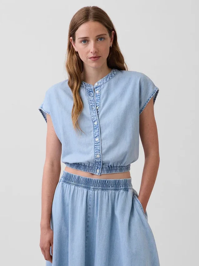 Kort topp i denim med kappeærmer og knapper foran