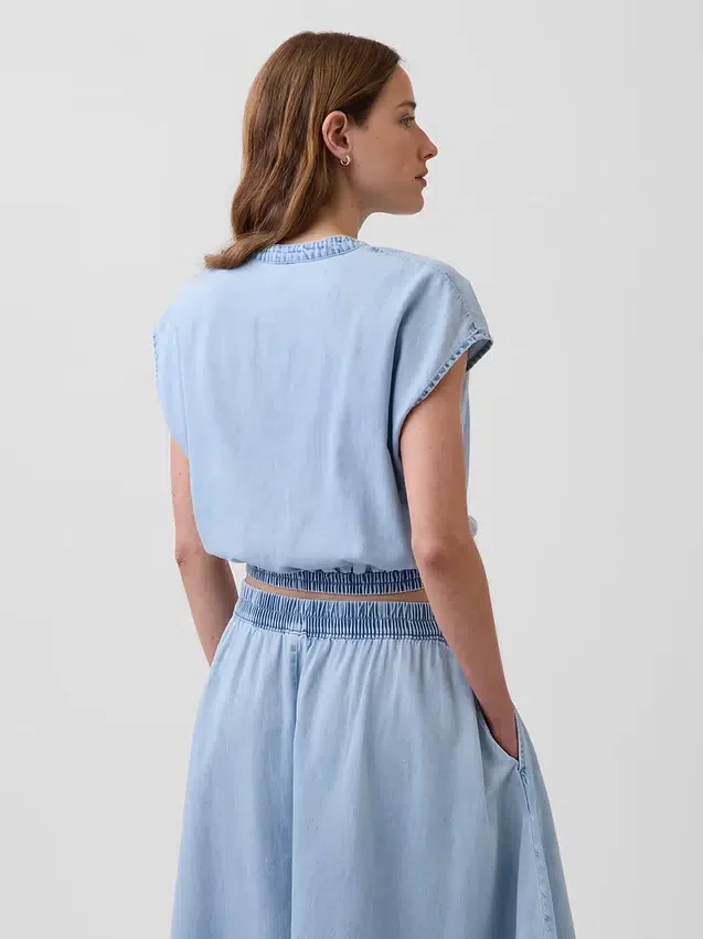 Kort topp i denim med kappeærmer og knapper foran