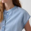 Kort topp i denim med kappeærmer og knapper foran