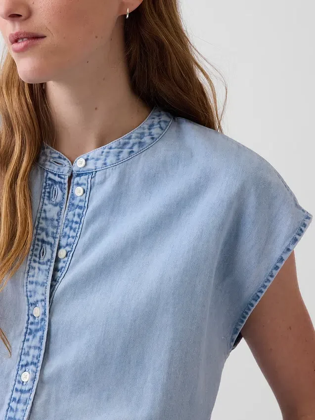 Kort topp i denim med kappeærmer og knapper foran
