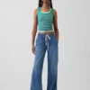 Lavt liv, ultramyke, løse 90-tallsjeans med «dolphin-hem»