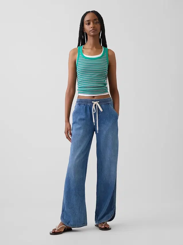 Lavt liv, ultramyke, løse 90-tallsjeans med «dolphin-hem»