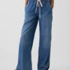 Lavt liv, ultramyke, løse 90-tallsjeans med «dolphin-hem»