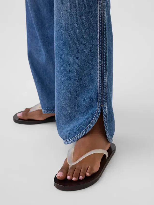 Lavt liv, ultramyke, løse 90-tallsjeans med «dolphin-hem»