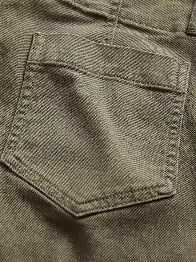 Lavt sittende, lange og slanke bukser i twill