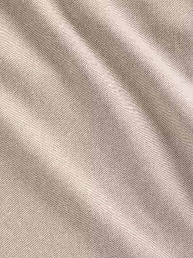 Lavt sittende, løse khakibukser i 90-tallsstil