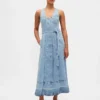 Maxikjole i denim med knapper foran og bindebelte
