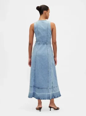 Maxikjole i denim med knapper foran og bindebelte