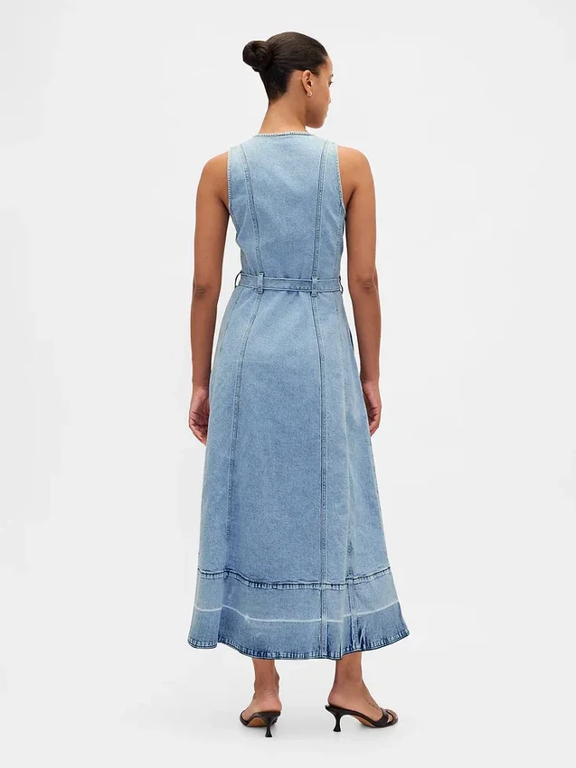 Maxikjole i denim med knapper foran og bindebelte