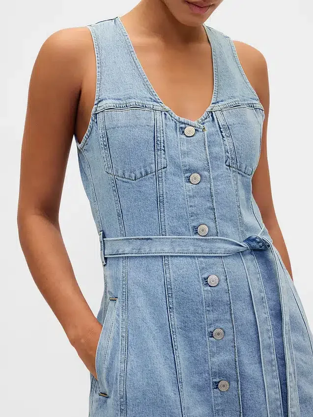 Maxikjole i denim med knapper foran og bindebelte