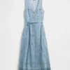Maxikjole i denim med knapper foran og bindebelte
