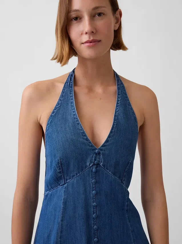 Maxikjole i denim med sømmer og halterneck