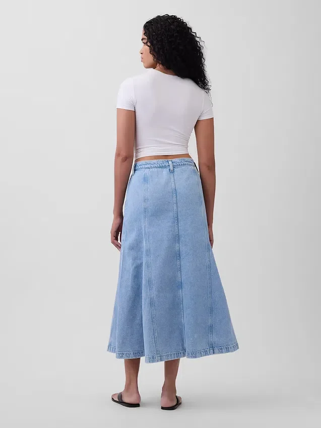 Maxiskjørt i denim med sømmer og knapper foran
