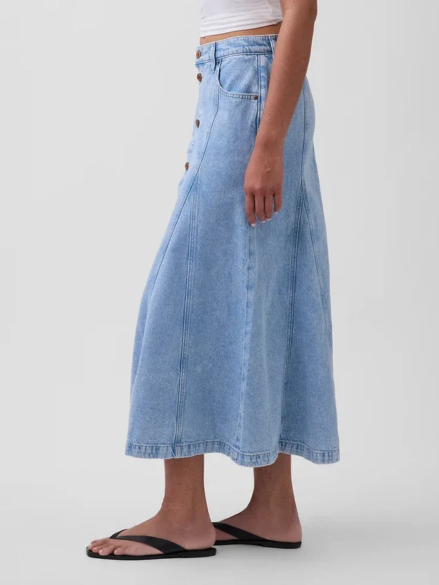 Maxiskjørt i denim med sømmer og knapper foran