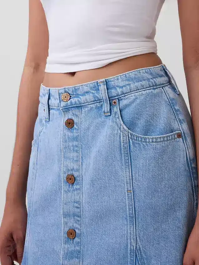 Maxiskjørt i denim med sømmer og knapper foran