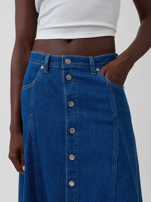 Maxiskjørt i denim med sømmer og knapper foran