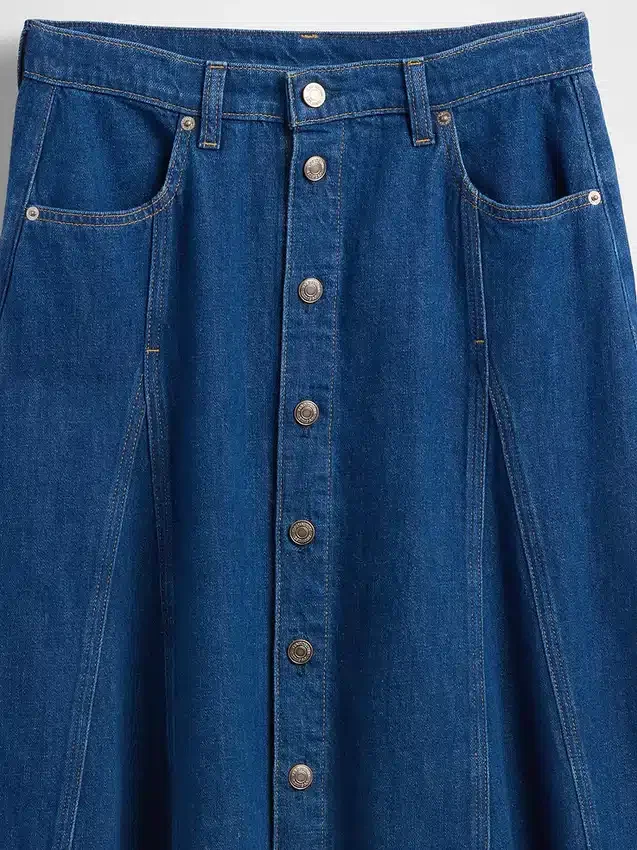 Maxiskjørt i denim med sømmer og knapper foran