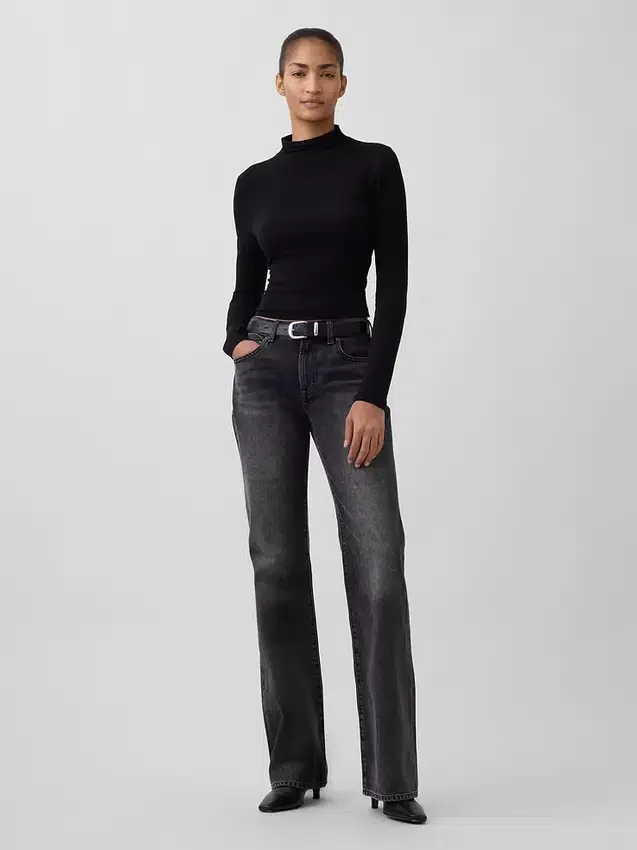 Mid Rise stive, avslappede flare-Jeans