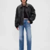 Mid Rise stive, avslappede flare-Jeans