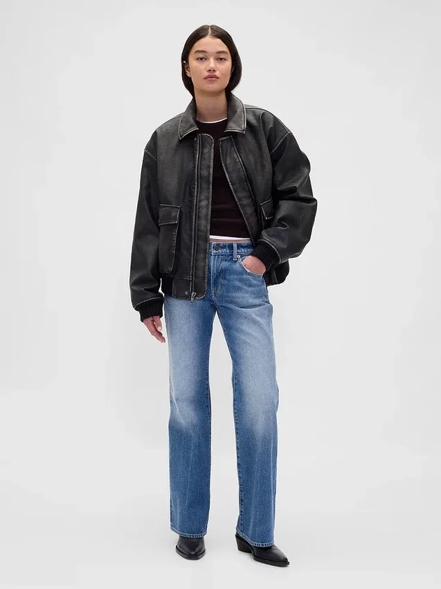 Mid Rise stive, avslappede flare-Jeans