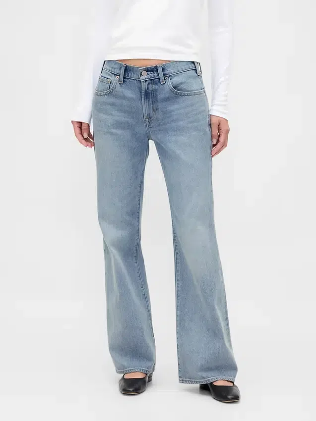 Mid Rise stive, avslappede flare-Jeans
