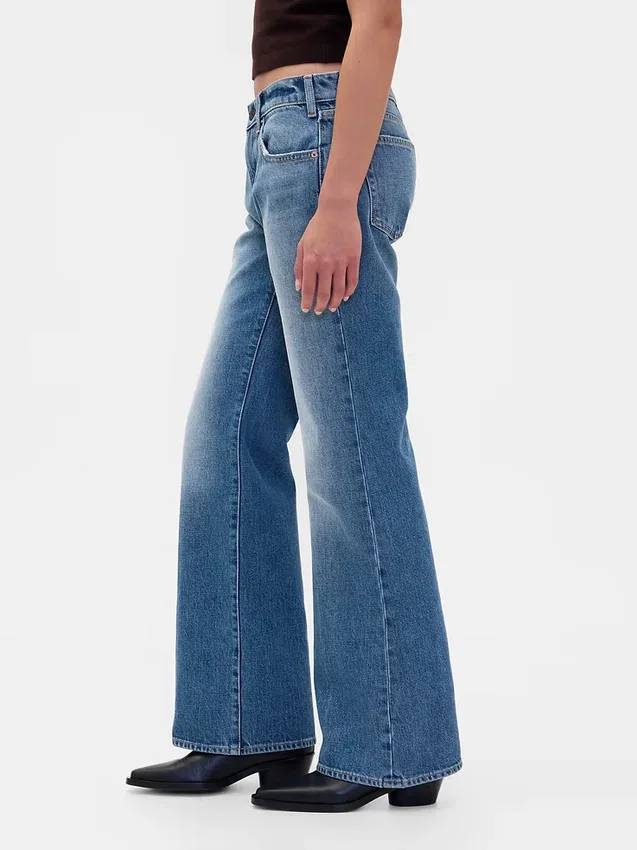 Mid Rise stive, avslappede flare-Jeans