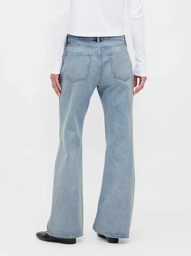 Mid Rise stive, avslappede flare-Jeans