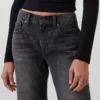 Mid Rise stive, avslappede flare-Jeans
