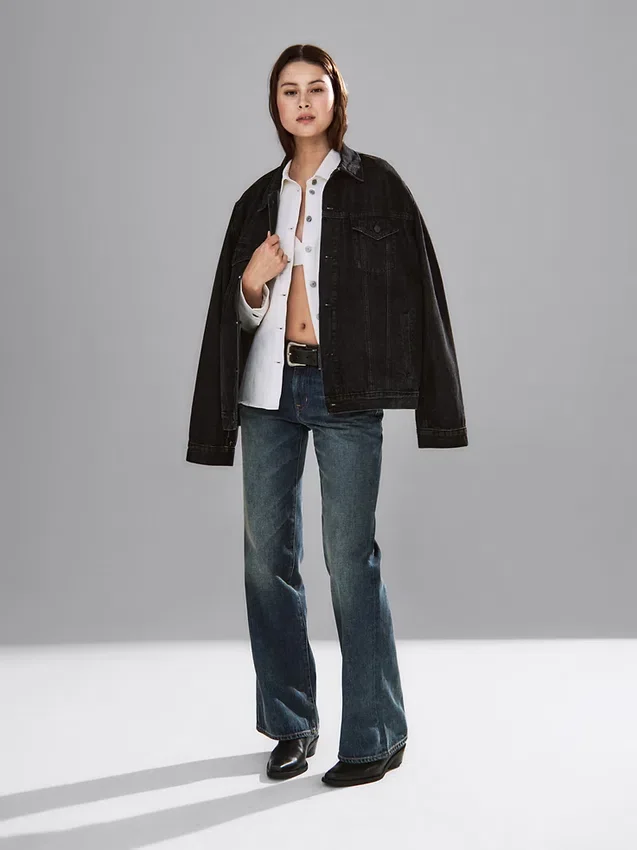 Mid Rise stive, avslappede flare-Jeans