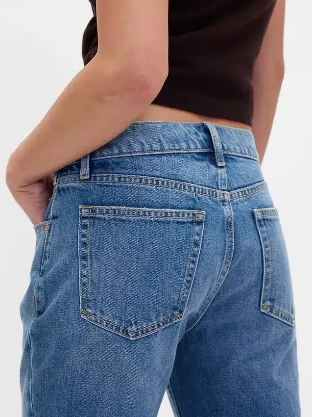 Mid Rise stive, avslappede flare-Jeans