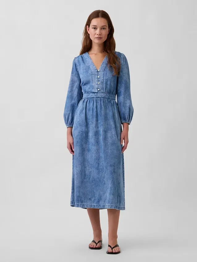Midi-kjole i denim med lappet midje
