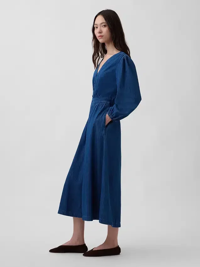 Midi-kjole i denim med lappet midje