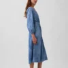 Midi-kjole i denim med lappet midje