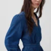 Midi-kjole i denim med lappet midje