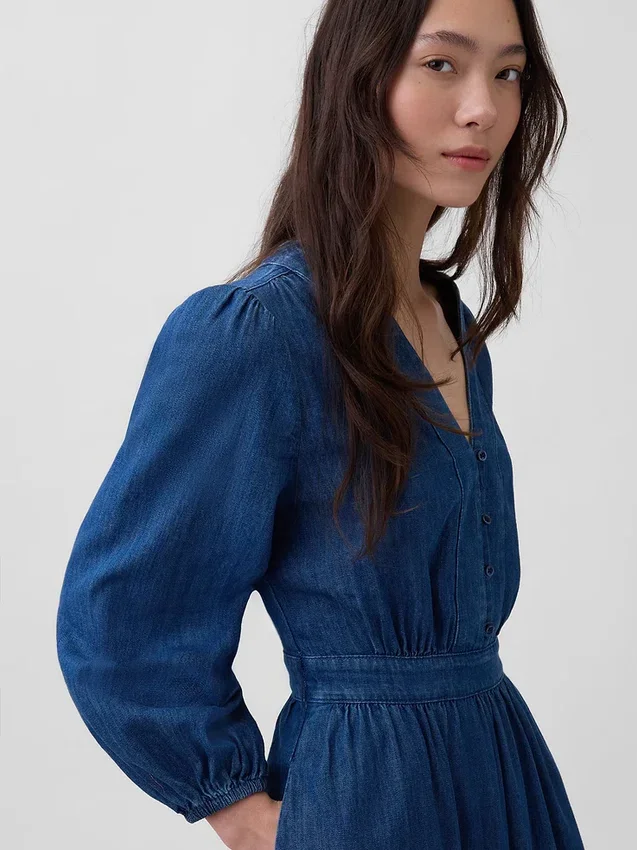 Midi-kjole i denim med lappet midje