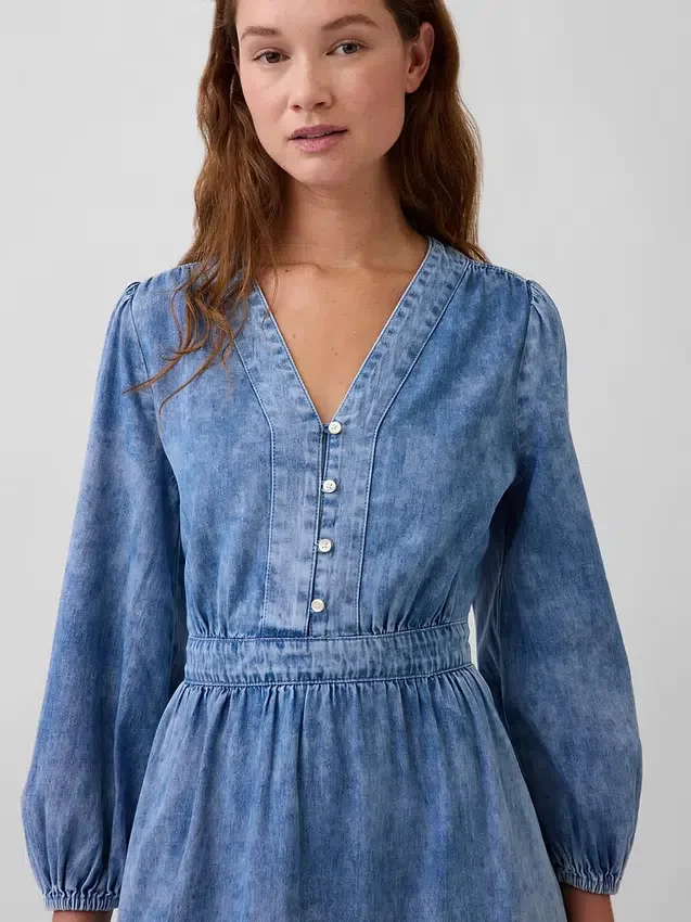 Midi-kjole i denim med lappet midje