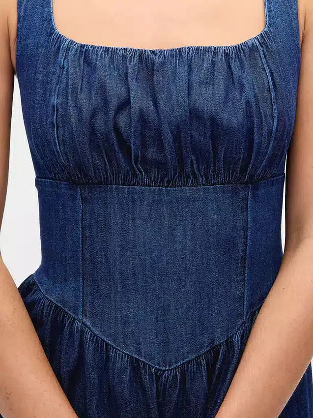 Midi-kjole i denim med lav midje og korsett