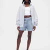 Midt høye, trykte shorts i strikket denim