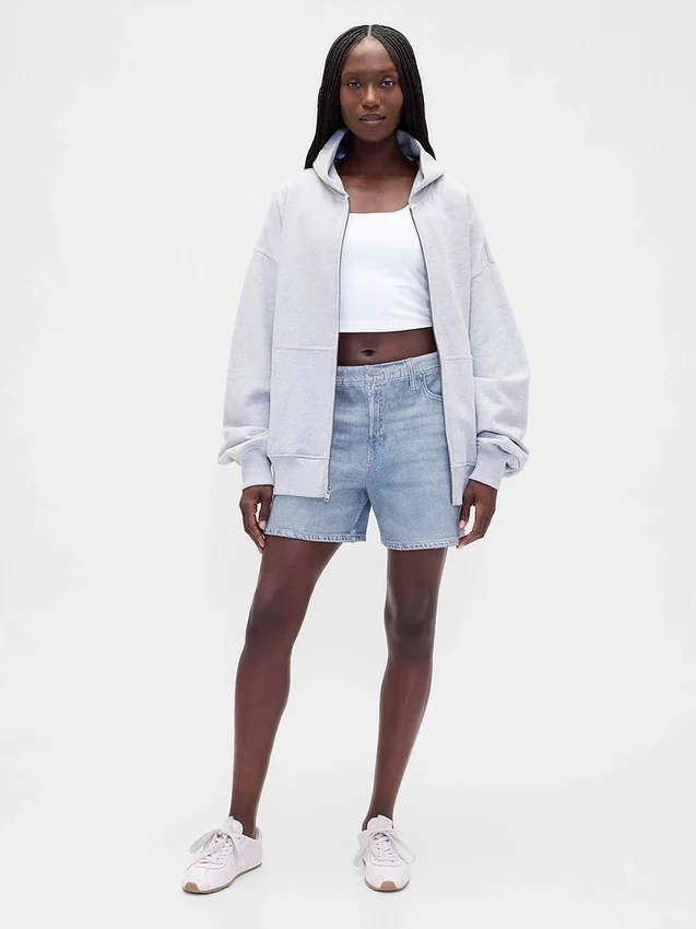 Midt høye, trykte shorts i strikket denim