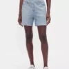 Midt høye, trykte shorts i strikket denim