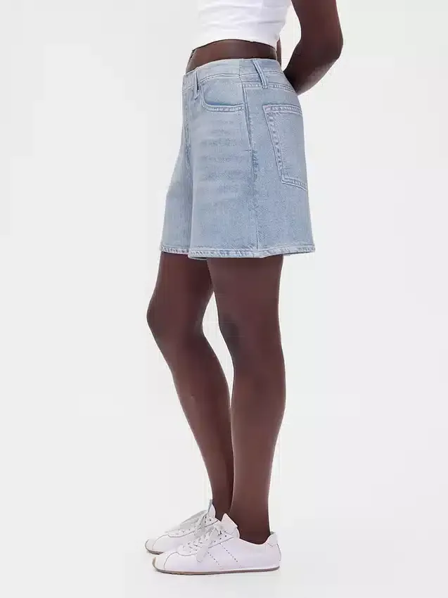 Midt høye, trykte shorts i strikket denim