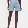 Midt høye, trykte shorts i strikket denim