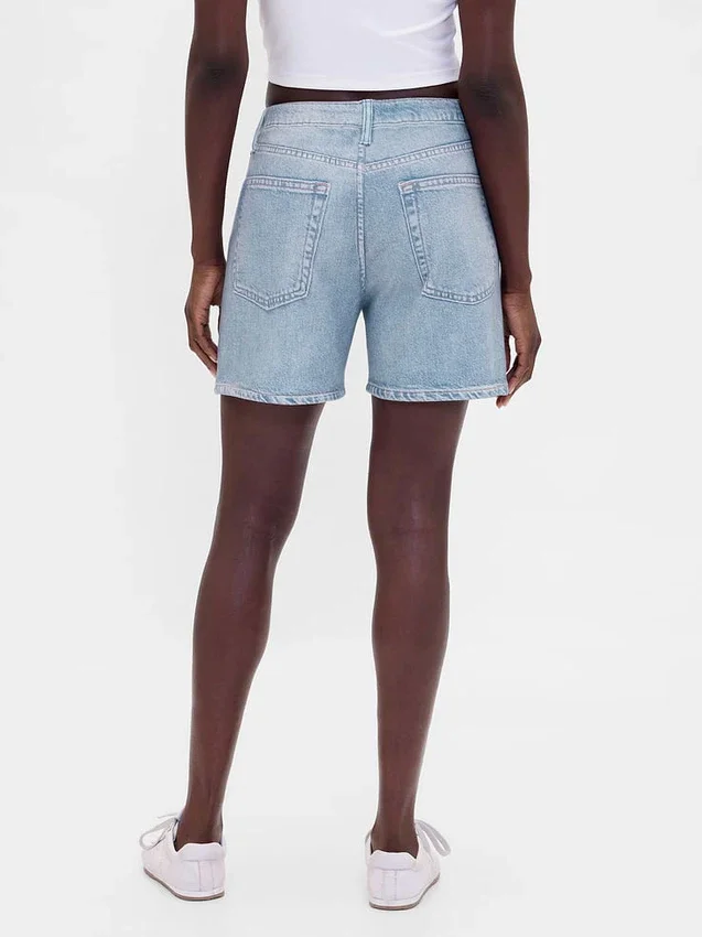 Midt høye, trykte shorts i strikket denim