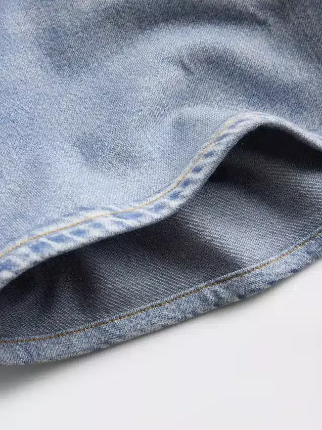 Midt høye, trykte shorts i strikket denim