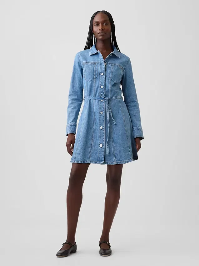 Mini-kjole i denim med knapper foran